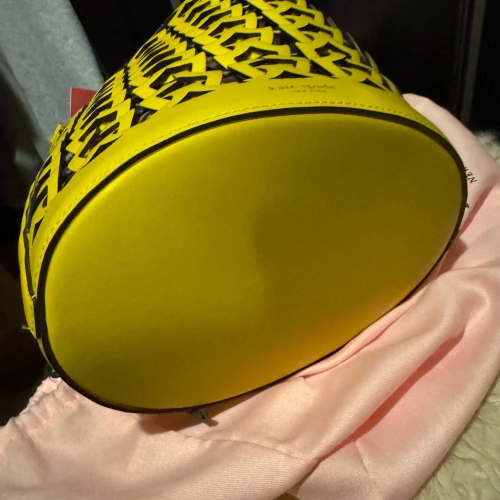Authentic Kate Spade Yellow Dori Bucket LARGE - Picture 5 of 6